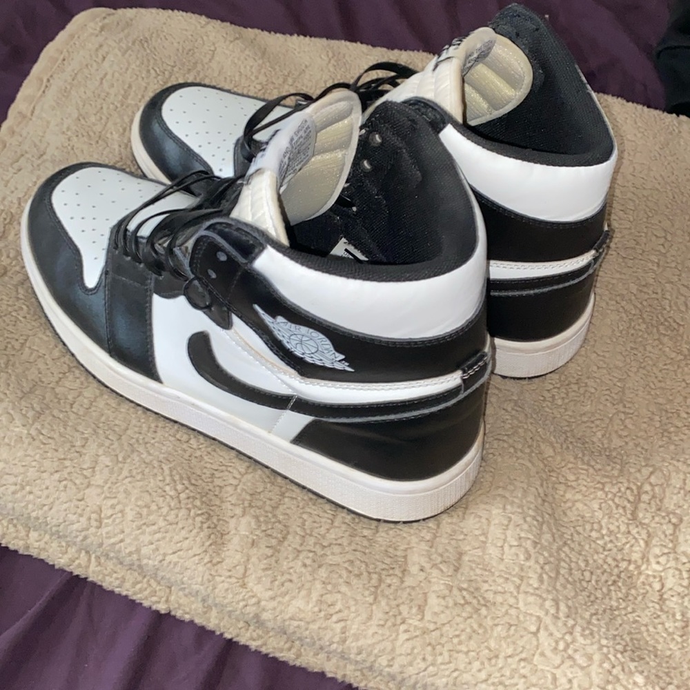 Air Jordan 1 Retro High '85 OG w / custom gold tip laces